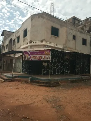 Immeuble 5 chambres 2 boutiques en vente à Amadahome, angle de rue – 24 millions FCFA