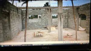 Terrain 5 lots clôturé avec construction inachevée en vente à Aného Sewatchikope côté lac – 150 millions FCFA