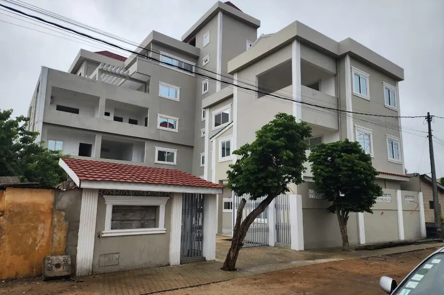 Villa R+4 de 34 pièces à vendre à Kodjoviakopé – 700 m² – Titre foncier – 1,5 milliard FCFA