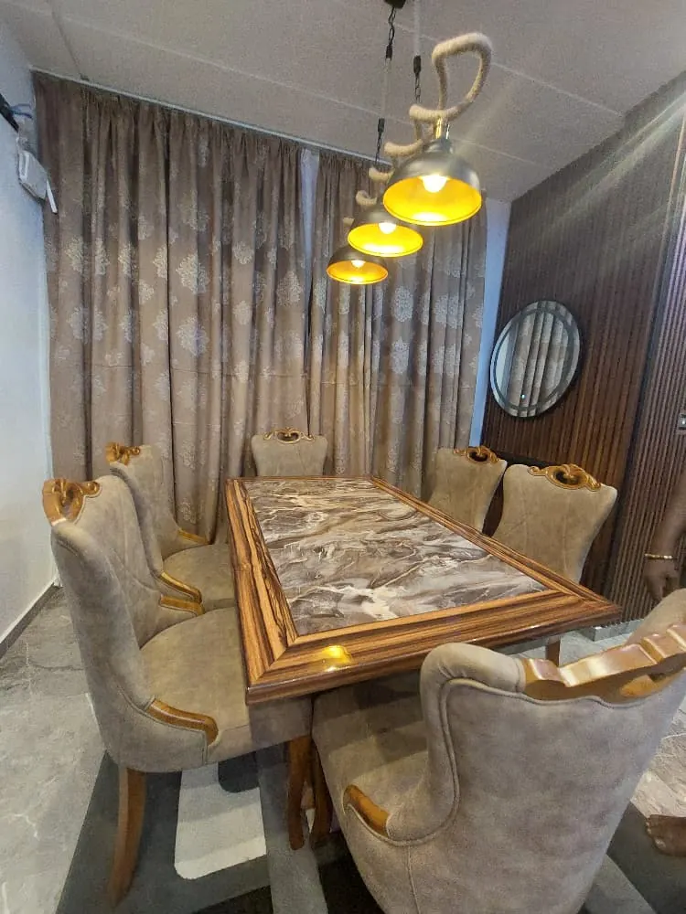 Appartement 2 chambres meublé à louer à Kpogan, bord du goudron – 600 000 FCFA/mois