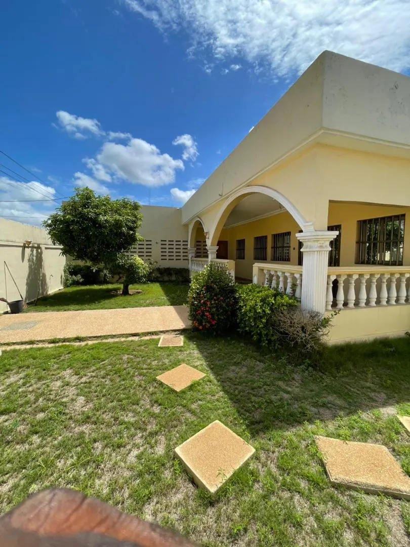 Vente d'une villa à Avepozo, 3 chambres, à 500m du goudron, avec jardin et dépendances – 80 millions FCFA