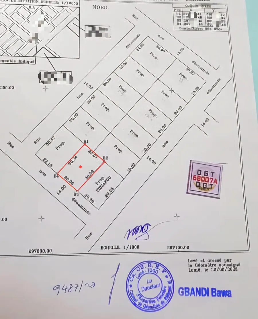 Vente d'un terrain à Sogbossito École Bruyère, 1 lot clôturé de 605 m², à 100 mètres de la grande route – 40 millions FCFA négociable