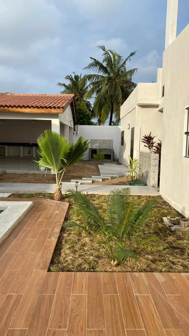 Villa 7 pièces avec piscine à vendre à Baguida Avépozo côté plage – 150 millions FCFA