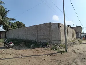 Terrain demi-lot en vente à angle de rue avec accès direct au goudron à Kanyikope – 35 millions FCFA — photo 2