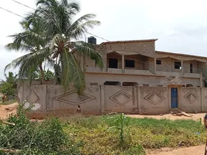 Villa en vente en angle de rue sur plus d'un demi-lot à Lankouvi, Lomé – 50 millions FCFA