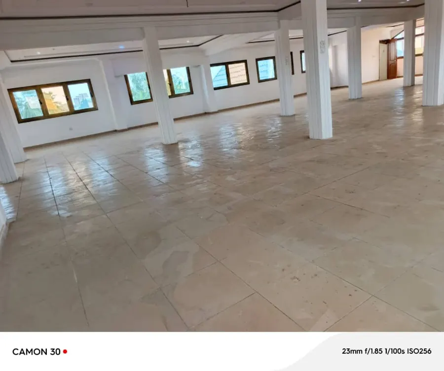 Boutique 334 m² à louer en angle de rue à Tokoin Ramco – 500 000 FCFA/mois