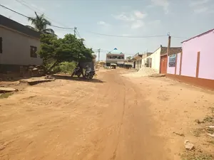 Vente d'un terrain à Assigomé, 1 lot clôturé, proche du goudron – à partir de 15 millions FCFA — photo 1