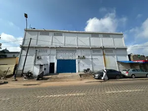 Entrepôt de plus de 600 m² à vendre en bordure de route à Colombe de la Paix – Lomé centre – titre foncier disponible
