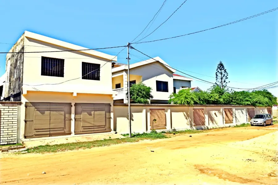 Villa 14 pièces en angle de rue en bordure du goudron à Kpogan – 900 m² – 200 millions FCFA