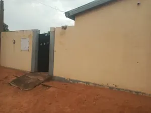 Terrain demi-lot clôturé bâti d'une chambre salon en vente à Adidogomé Kohé – 14 millions FCFA — photo 4