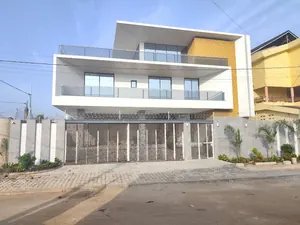 Vente d'une villa à Tokoin Wuiti, 5 chambres, R+2, avec piscine et jardin – 820 millions FCFA à débattre