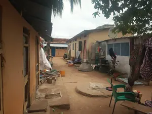 Maison 6 pièces sur demi-lot clôturé en vente à Totsi Gblinkomé – 30 millions FCFA — photo 3