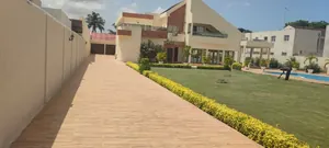 Villa duplex 12 chambres 2400 m² à vendre à la Cité OUA (Caisse), Lomé – 1,8 milliards FCFA