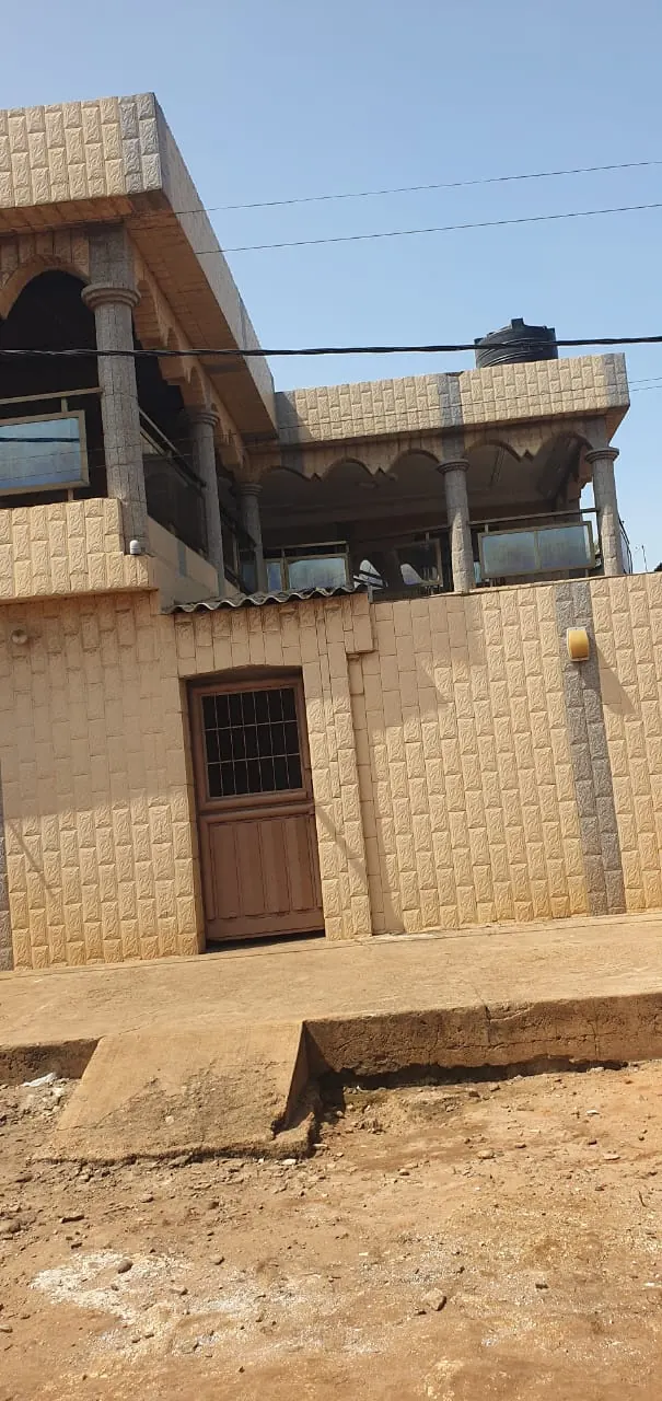 Villa R+1 6 chambres 300 m² à vendre à Dabarakondji CEG – 45 millions FCFA