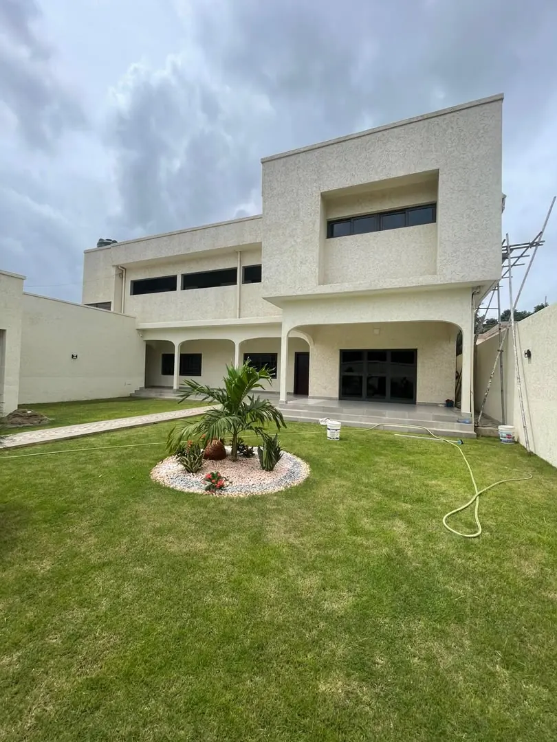 Villa meublée 3 chambres à louer à Attikoumé, proche du goudron – à partir de 500 000 FCFA/mois