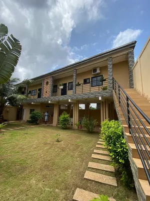 Vente d'une villa à Zanguera, 3 chambres au RDC + dépendances, 600 m², à 1,5 km du goudron – 120 millions FCFA à débattre — photo 1