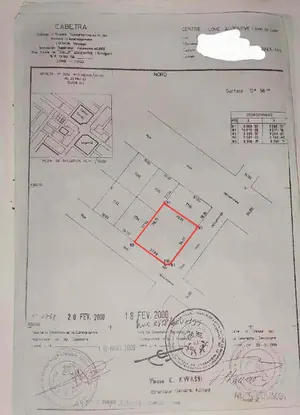 Vente d'une parcelle bâtie à Agoè Sogbossito Marché, 4 pièces, 900 m², angle de rue – 35 millions FCFA