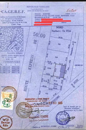 Terrain demi-lot avec 2 boutiques en vente au rond-point Limousine à Avedji – 45 millions FCFA