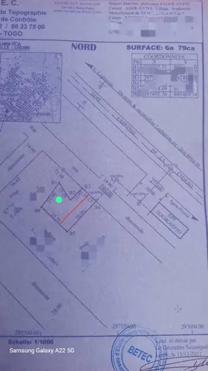 Vente d'un terrain à Agoè Sogbossito, demi-lot (379 m²), construction inachevée, proche du goudron – 17 millions FCFA — photo 1