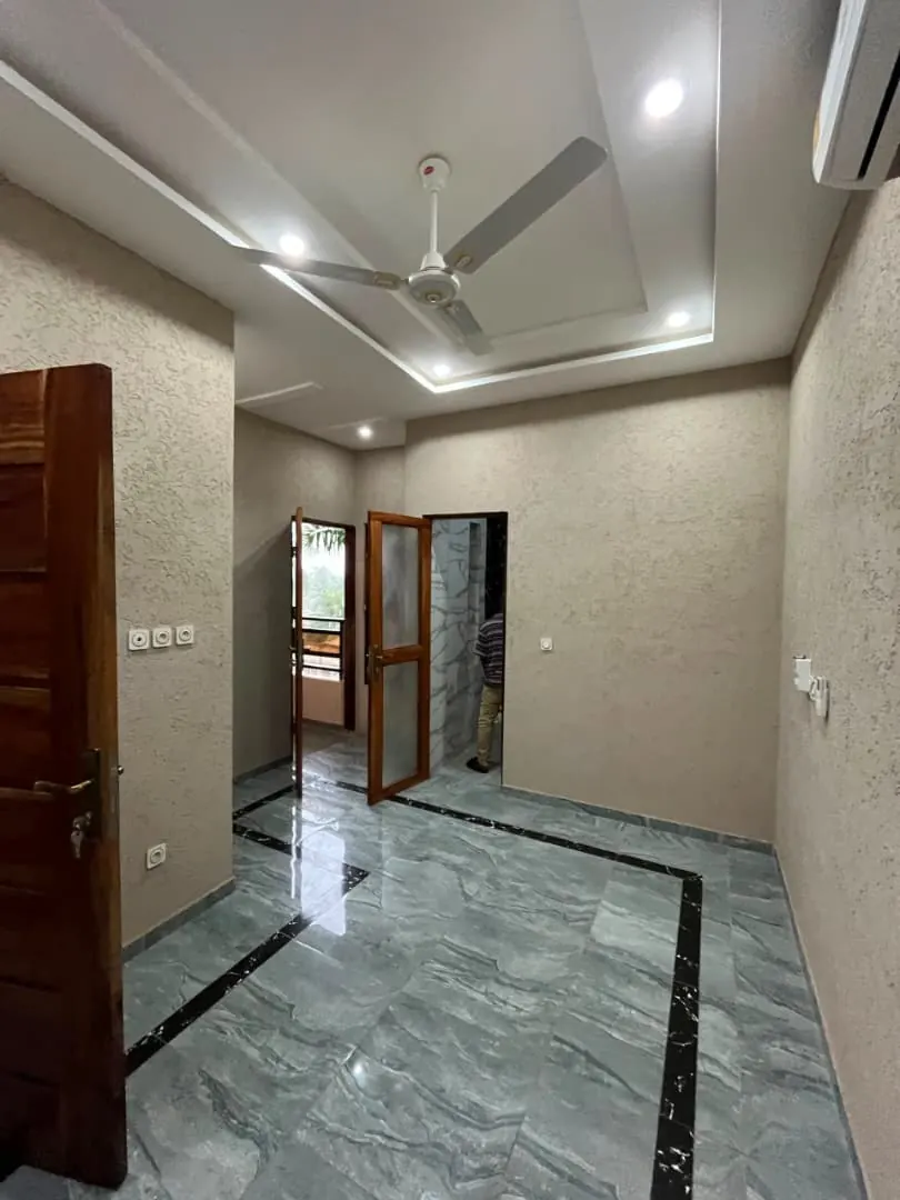 Villa duplex 6 chambres à louer à Togo 2000 derrière l'aéroport – 1 600 000 FCFA/mois