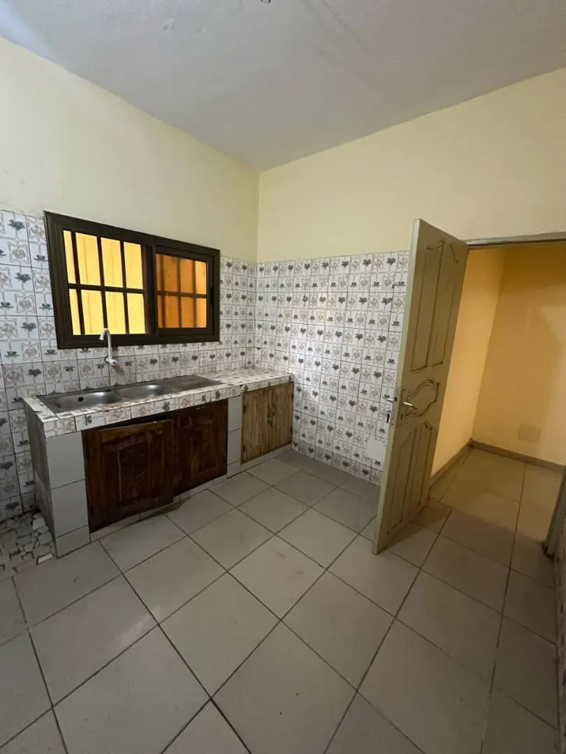 Terrain 1 lot clôturé et bâti 6 pièces en vente à Amadahomé (Hotel Stonia) – 45 millions FCFA