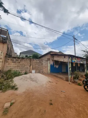 Vente d'un terrain à Adidogomé Amadahomé, demi-lot clôturé avec boutique, après les rails – 25 millions FCFA — photo 1