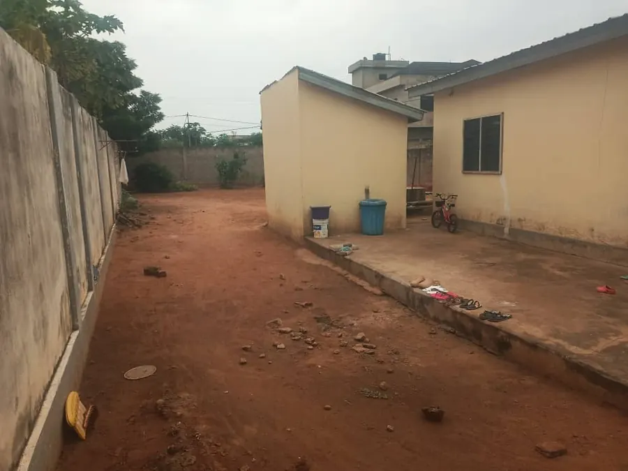 Terrain demi-lot clôturé bâti d'une chambre salon en vente à Adidogomé Kohé – 14 millions FCFA