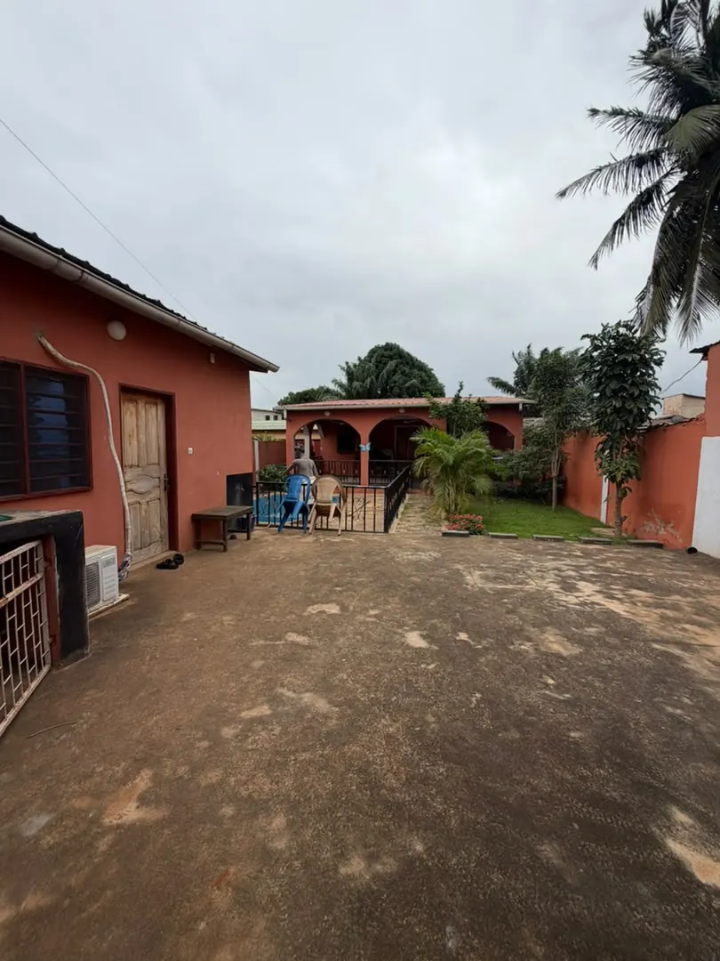 Vente d'une villa à Agoè Légbassito, 2 chambres salon, 301 m², avec dépendance et jardin – 55 millions FCFA