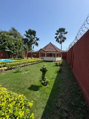Location d'une villa à Tokoin Tako, 3 chambres + dépendance, avec piscine et jardin, à 50 m du goudron – 1 000 000 FCFA/mois — photo 2