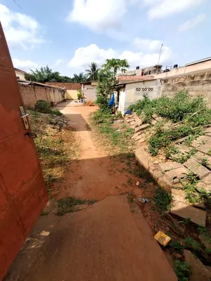 Vente d'une maison à Amadahomé Foyer des Jeunes, 3 pièces, demi-lot clôturé – 18 millions FCFA — photo 2