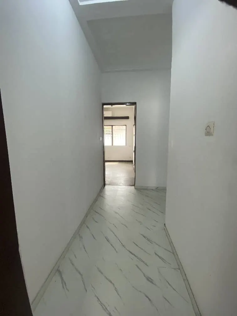 Villa 3 chambres à louer à Forever à 100 mètres du goudron – 500 000 FCFA/mois