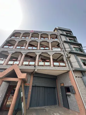 Immeuble commercial et résidentiel en vente bord du goudron à Bé Kpéhénou – 500 millions FCFA