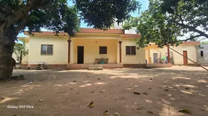 Vente d'une maison à Adjidogomé Assiyeyé, 1 lot avec construction 3 chambres salon et 3 dépendances, en face du marché – 80 millions FCFA — photo 1