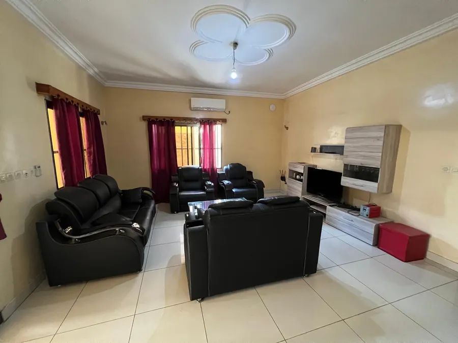 Villa 5 pièces à vendre à Adidogomé derrière le lycée technique – 125 millions FCFA