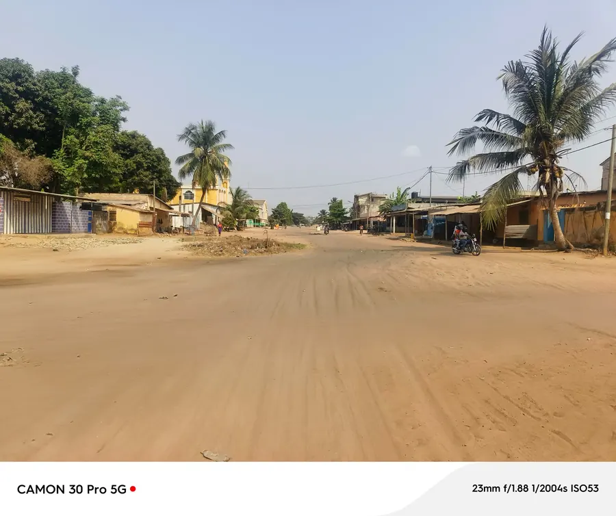 Terrain 10 lots en vente en angle de rue au bord du goudron à Totsi Glinkomé – 45 millions FCFA le lot (vente en bloc)