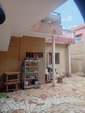Vente ou bail d'un immeuble à Assigamé, R+1 sur 600 m², angle de rue, 11 boutiques/magasins et 2 appartements – à partir de 1,7 milliards FCFA ou 2,5 millions FCFA/mois — photo 4