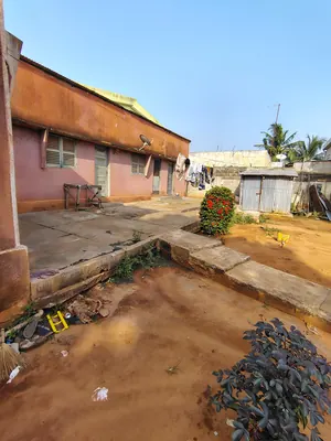 Maison ancienne 4 pièces à raser en vente sur 1 lot à Tokoin Hôpital – 80 000 000 FCFA — photo 2
