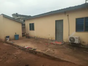 Terrain demi-lot clôturé bâti d'une chambre salon en vente à Adidogomé Kohé – 14 millions FCFA — photo 2