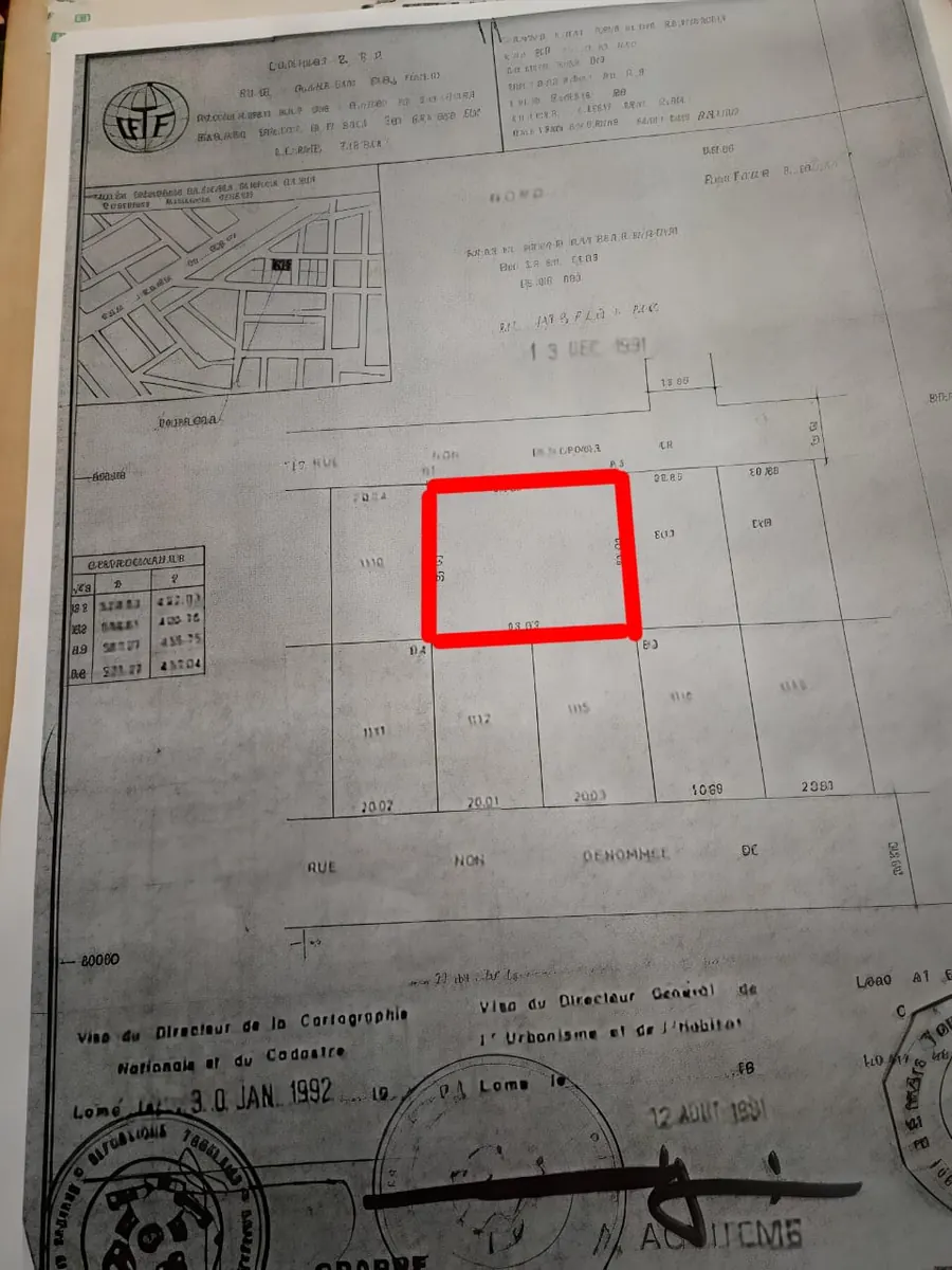 Vente d'un terrain à Agoé Assiyéyé, 2 lots et demi clôturés, à 200 m du goudron – 130 millions FCFA