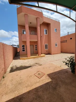 Immeuble avec villa duplex 4 chambres et 4 boutiques en vente à Kégué près du Stade – 250 millions FCFA