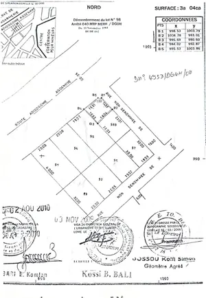 Terrain demi-lot en vente en angle de rue au bord du goudron à Agoé Cacavéli – 55 millions FCFA