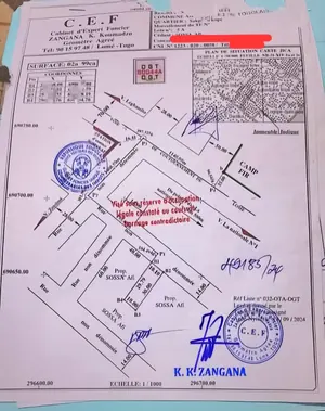 Vente d'une maison à Agoè Sogbossito Kpogli, demi-lot 300 m², maison de location avec boutiques – 30 millions FCFA — photo 3
