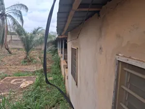 Vente d'un terrain à Agoè Kossigan, demi-lot clôturé bâti (5 pièces), ouvert sur rue de 14 m – 15 millions FCFA — photo 4