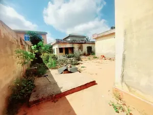 Vente d'un terrain à Agoè Assiyéyé Minamadou, demi-lot, angle de rue, villa existante – 30 millions FCFA — photo 2