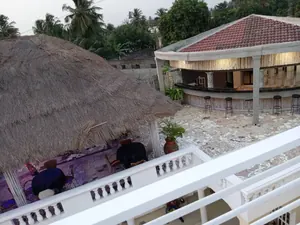 Résidence 17 chambres meublées avec piscine et sky bar en vente à Baguida Devego – Titre foncier – 450 000 000 FCFA — photo 3
