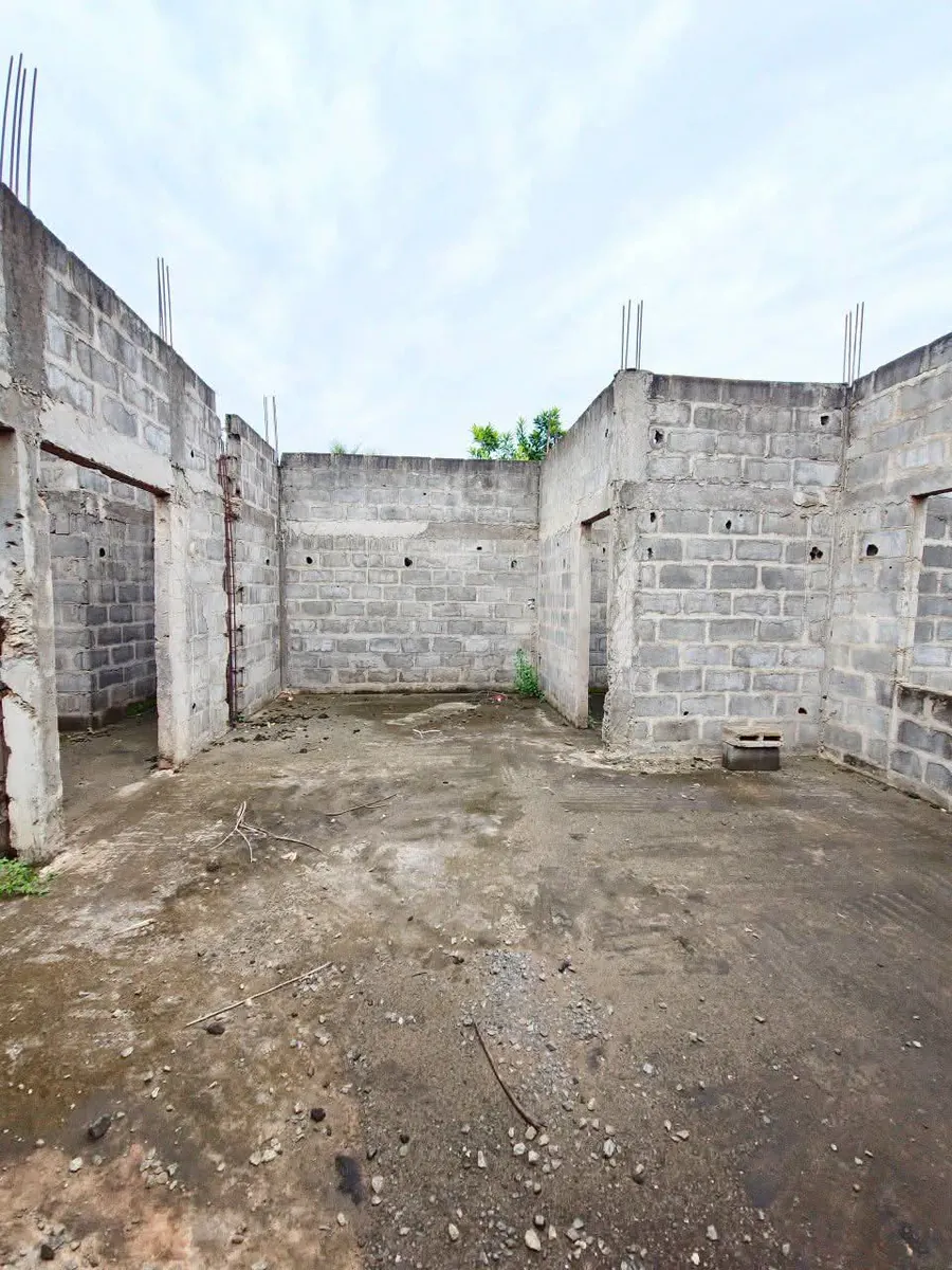 Villa inachevée 6 chambres à vendre à Agoè Légbassito – 32 millions FCFA