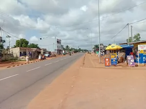 Terrain 5 lots en angle de rue en vente au bord du goudron à Ségbé Akato – 70 millions FCFA le lot — photo 3