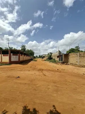 Terrain clôturé en angle de rue à vendre à Ségbé Klémé Kpodji – 21 000 000 FCFA
