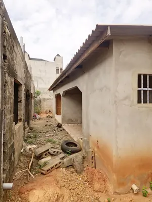 Vente d'une villa inachevée à Sogbossito Catholique, 4 chambres + 2 appartements, 1 lot 600 m², titre foncier – 90 millions FCFA — photo 7