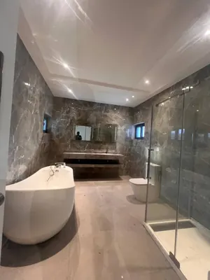 Location d'une villa à Baguida Batovi, duplex avec piscine, 5 chambres, jardin et garage – 1 700 000 FCFA/mois — photo 11